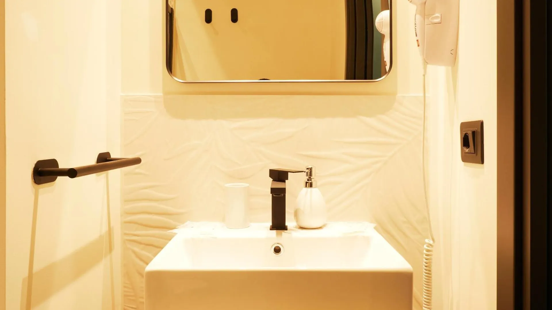 Hub Rooms Carini Guest house