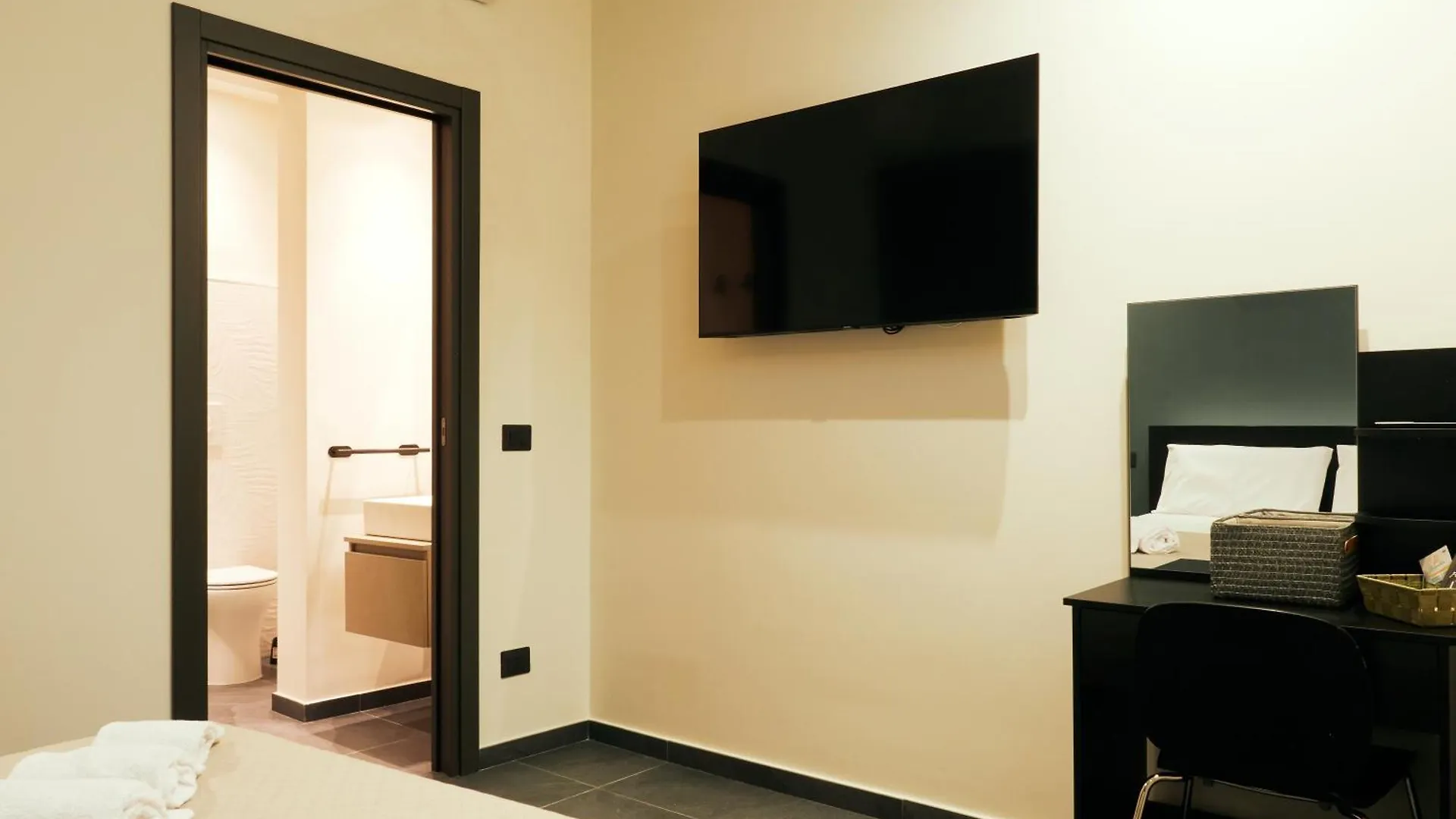 Hub Rooms Carini 0*,